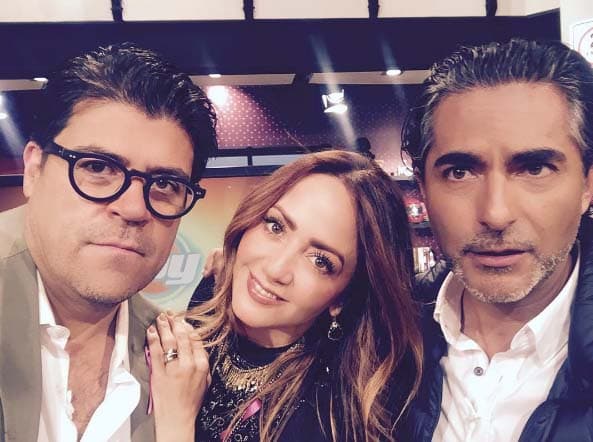 Andrea Legarreta y sus hombres a la orilla. "El Burro" y Raúl Araiza son igual de adictos a las selfies, como Andy.