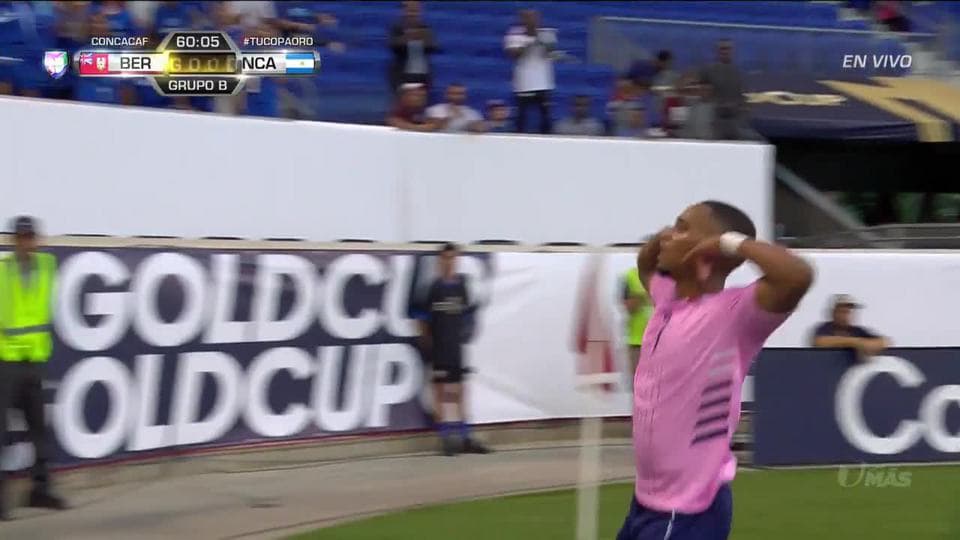 ¡GOOOL! Lejuan Simmons anota para Bermuda