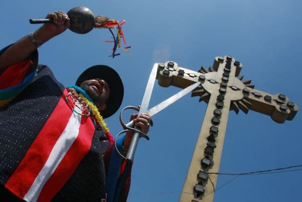 El chamán Walter Alarcón dijo a la agencia de noticias EFE que los chamanes se congregaron en el cerro para celebrar su ceremonia de limpieza y dejar así atrás los obstáculos de este año.