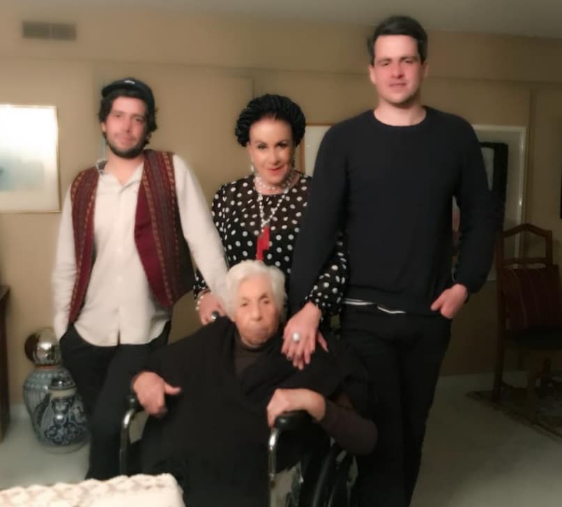 Tras el segundo matrimonio de su madre, Laura Zapata se quedó viviendo en casa de su abuela, Eva Mange, de quien dice: "“Mi abuela ha sido mi mamá. A los tres años mi mamá contrajo nupcias y me dejó con mi abuela”.