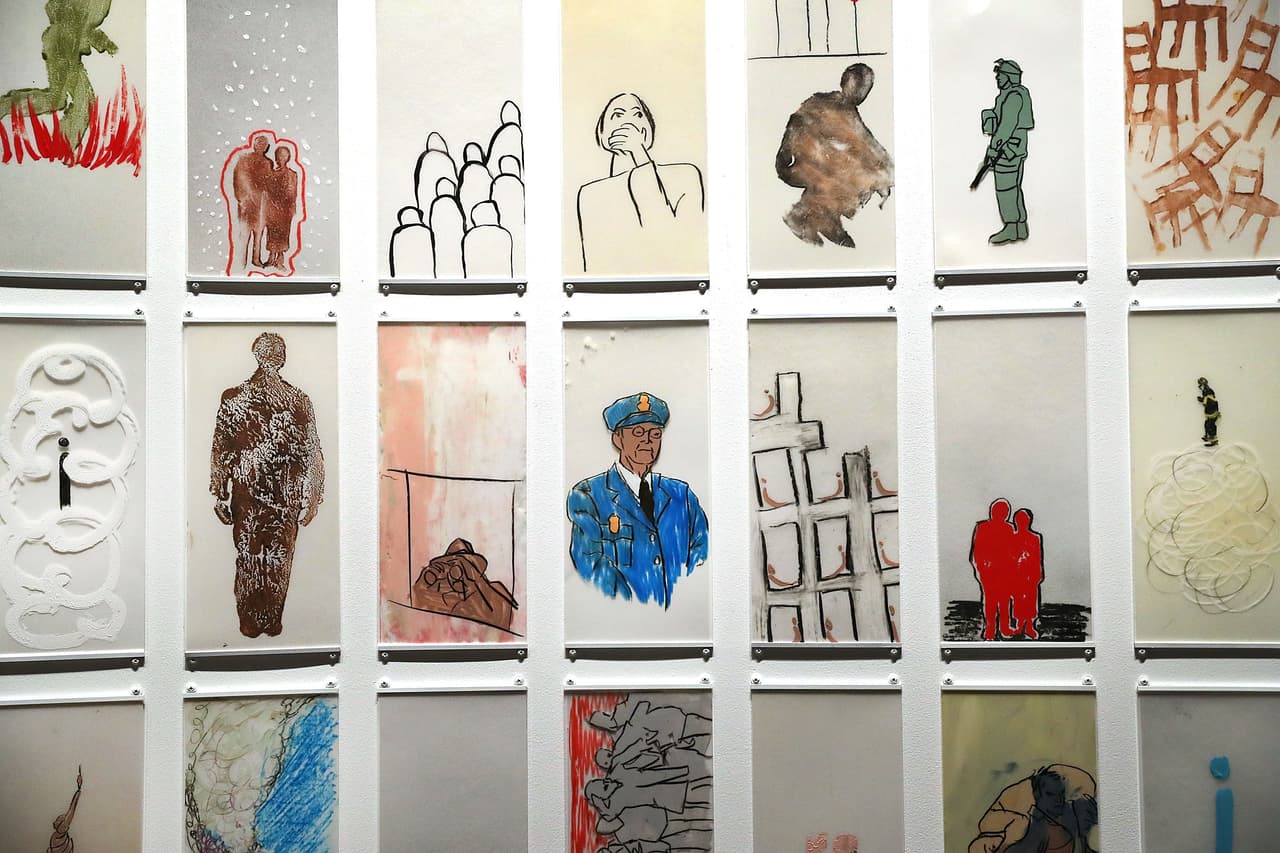 Presentes los guardias nacionales, la policía y los bomberos en "Gesture", de Manju Shandler.