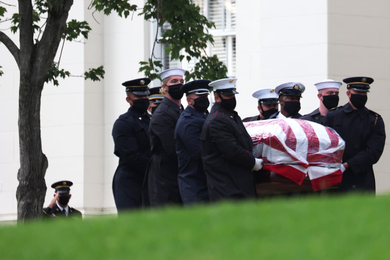 Al finalizar el segundo día de
<a href="https://www.univision.com/temas/homenajes-y-reconocimientos"><u>homenajes</u></a> en Alabama el domingo 26 de julio, un grupo de militares cargó el ataúd con los restos de Lewis fuera del capitolio del Estado.