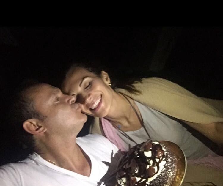 Fotografías en las que se puede ver que este festejo estuvo lleno de amor, tranquilidad y momentos especiales, como cuando Alan la sorprendió con su pastel de cumpleaños, a la luz de las estrellas.
