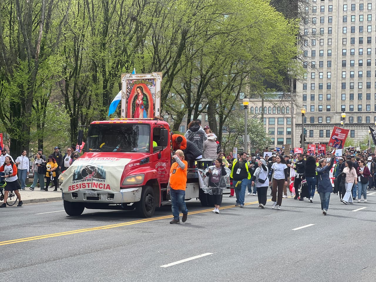 Niños, padres y abuelos participan juntos en la marcha, demostrando que la lucha es de generaciones.