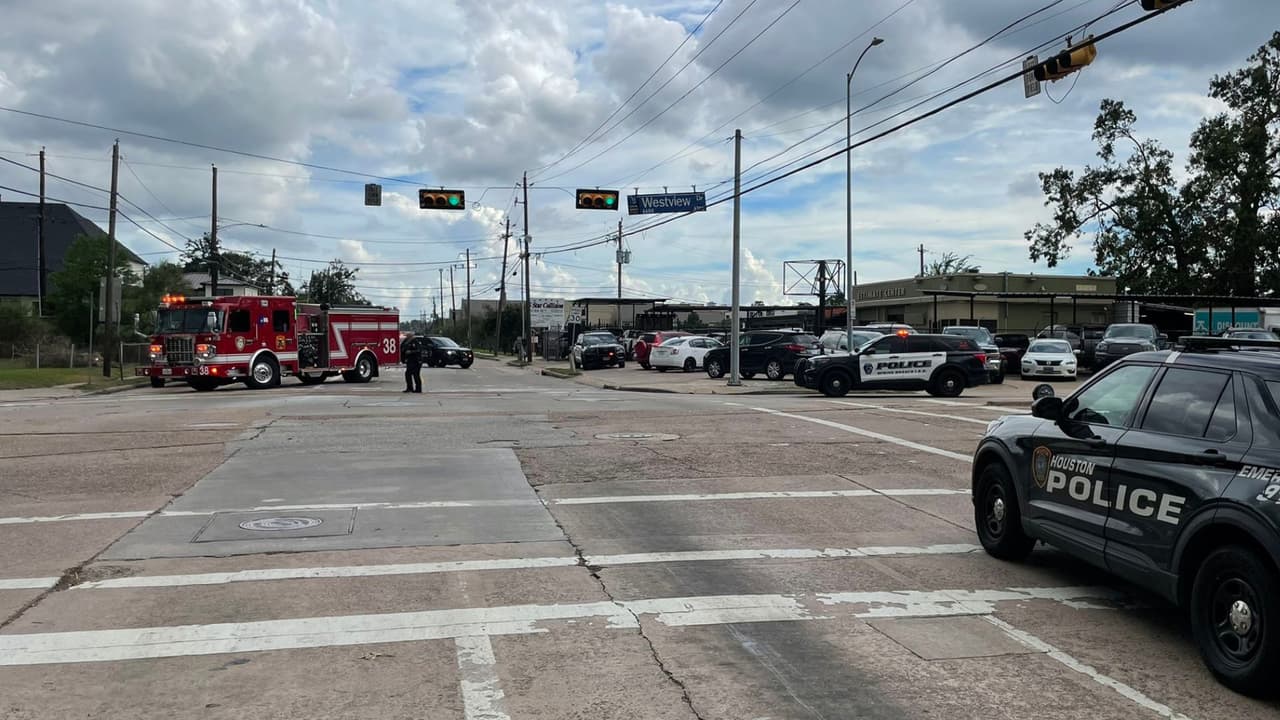 Hay un estudiante herido tras choque de un autobús escolar de Spring Branch ISD y un auto
