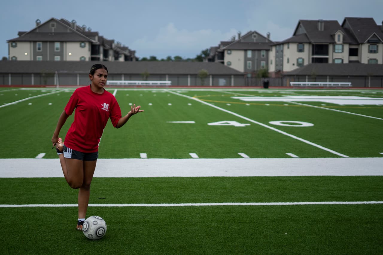 Kelsey Villatoro realiza un entrenamiento personal, en el estadio de la Nicholls State University, en Thibodaux, Louisiana. La madre de Kelsey migró desde el municipio de Santa Rosa de Lima, en La Unión, y ahora viven en Texas.