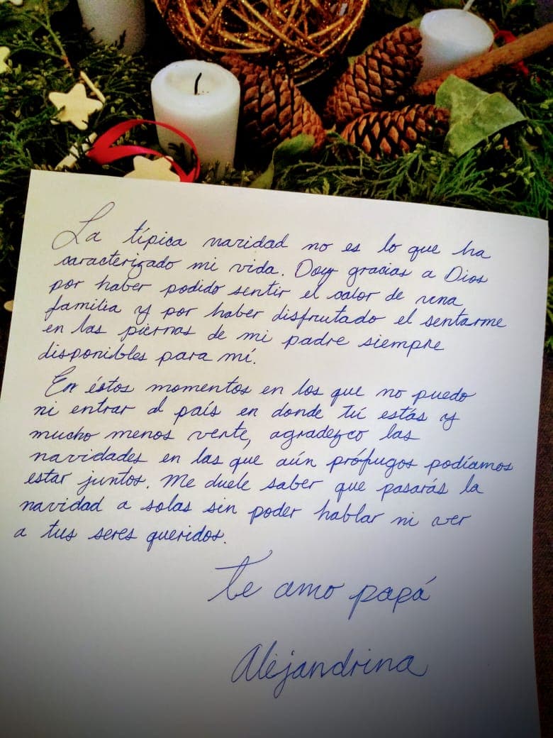 En una tarjeta navideña, escrita de su puño y letra, Alejandrina Guzmán asegura que el narcotraficante la crio con amor y recordó cuando siendo niña se sentaba en sus piernas. “Agradezco las Navidades en las que aún prófugos podíamos estar juntos. Me duele saber que pasarás la Navidad a solas”, escribió.