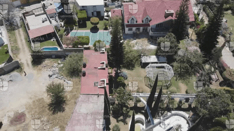 Esa vivienda, que también tiene una cancha de tenis y una réplica de la torre Eiffel, se localiza en una de las regiones de mayor plusvalía de Jalisco. Se debe a la llegada de miles de estadounidenses retirados. En Ajijic las casas se venden desde 350,000 dólares, dijo un agente de bienes raíces.