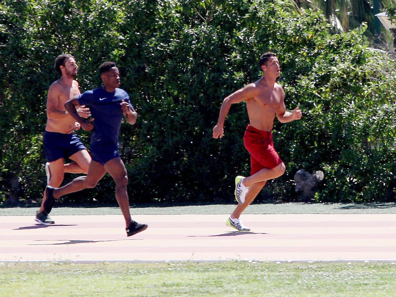 Se llevó a un par de amigos a entrenar a una pista.