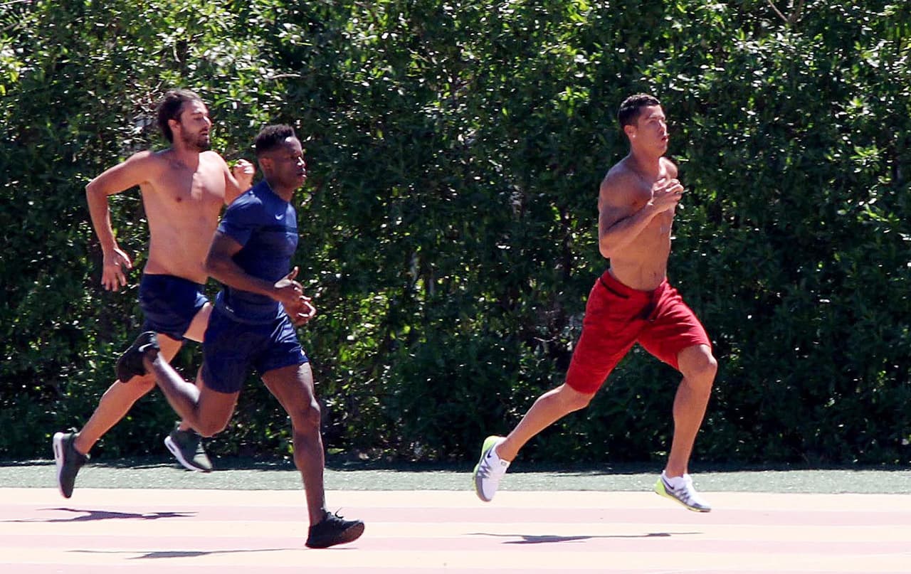 ¡Y les ganó por mucho en unas carreritas!