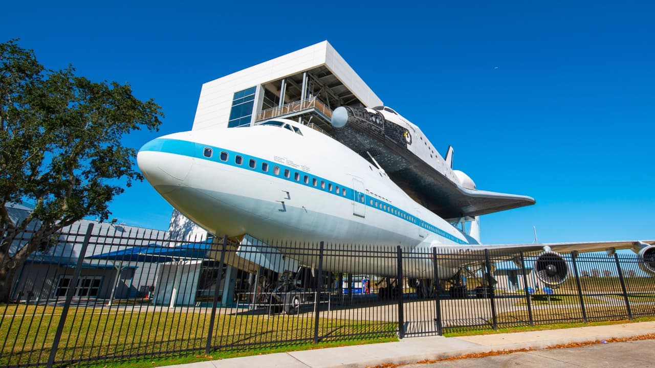 <h3 class="cms-H3-H3">Lugares de interés</h3>
<br>
<b><a href="https://spacecenter.org/" target="_blank">Space Center Houston</a>: </b>abierto de 9 a. m. a 6 p. m.
<br>
<b><a href="https://www.dallasarboretum.org/" target="_blank">Dallas Arboretum</a>: </b>abierto de 9 a. m. a 5 p. m., con actividades familiares por Labor Day.
<br>
<b><a href="https://www.houstonzoo.org/" target="_blank">Houston Zoo</a>: </b>abierto de 9 a. m. a 5 p. m. (último acceso a las 4 p. m.).
<br>
<b><a href="https://sazoo.org/" target="_blank">San Antonio Zoo</a>: </b>abierto en horario regular.
<br>
<b><a href="https://www.sixflags.com/overtexas" target="_blank">Six Flags Over Texas (Arlington)</a>: </b>abierto, con horarios especiales de fin de verano.
<br>
<b><a href="https://tpwd.texas.gov/espanol/parques" target="_blank">Parques estatales de Texas</a>: </b>abiertos, pero pueden alcanzar cupo en días festivos. Se recomienda reservar en línea con anticipación.