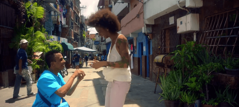 Corre rápidamente a su casa, toca desesperadamente su puerta y cuando la veas… Arrodíllate y comparte tus sentimientos.