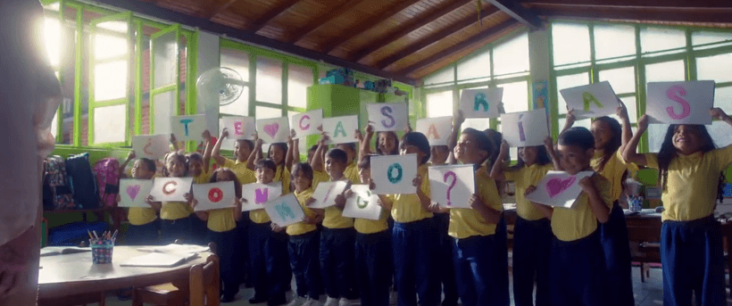 Habla con el salón de clase para que los chicos te ayuden en ese día tan especial. Puedes decirles que canten una canción o que sostengan unas hojas de papel con las frases: “¿Te casarías conmigo?”.