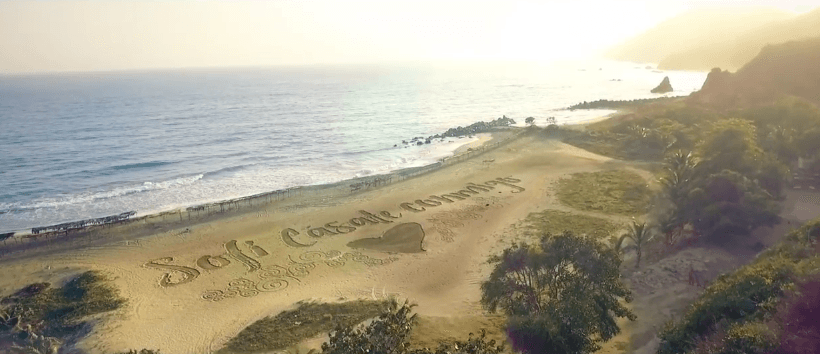 Seguidamente, señálale esa frase que escribiste en la tierra o en la arena. En este caso, el novio opto por escribir: “Sofi, Cásate Conmigo”.