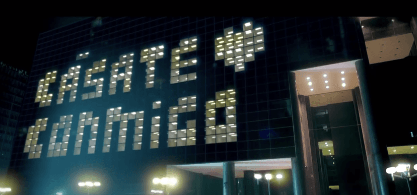 Al salir de la sala del cine, detente y enséñale las estrellas. En ese momento procura tener un amigo para que encienda las luces de un edificio.