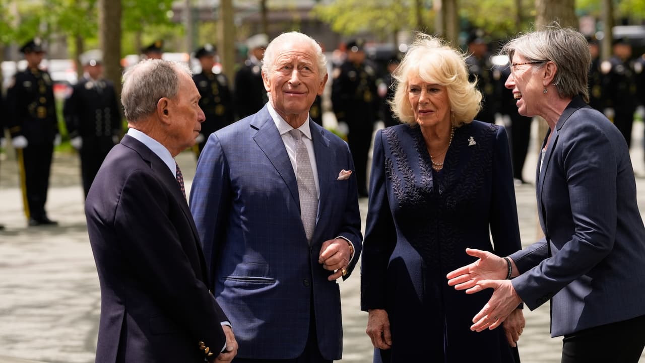 Durante el recorrido, los 
<b>reyes interactuaron con familiares de las víctimas y socorristas</b> que participaron en las labores de rescate. Algunos asistentes mostraron fotografías de sus seres queridos fallecidos, en un momento cargado de emoción que destacó el impacto de los atentados .