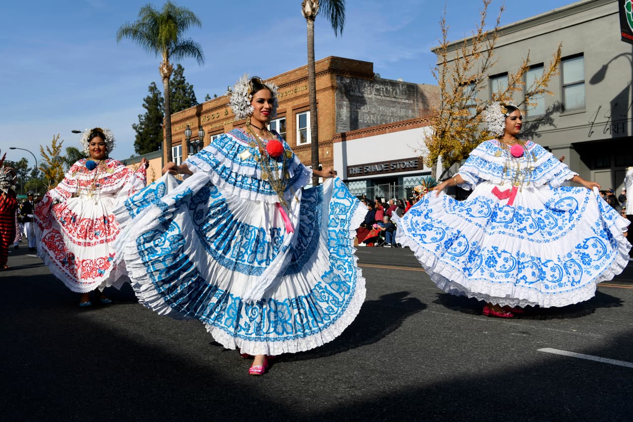 Bailarinas de la banda musical ‘Heriberto Lopez’, que viajó desde Panamá para participar en el desfile más famoso del mundo.