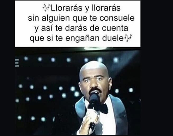 Y hasta se tomó una imagen de Harvey conduciendo el evento, luego le colocaron la letra de 'Llorarás' para que parezca que estaba cantando.