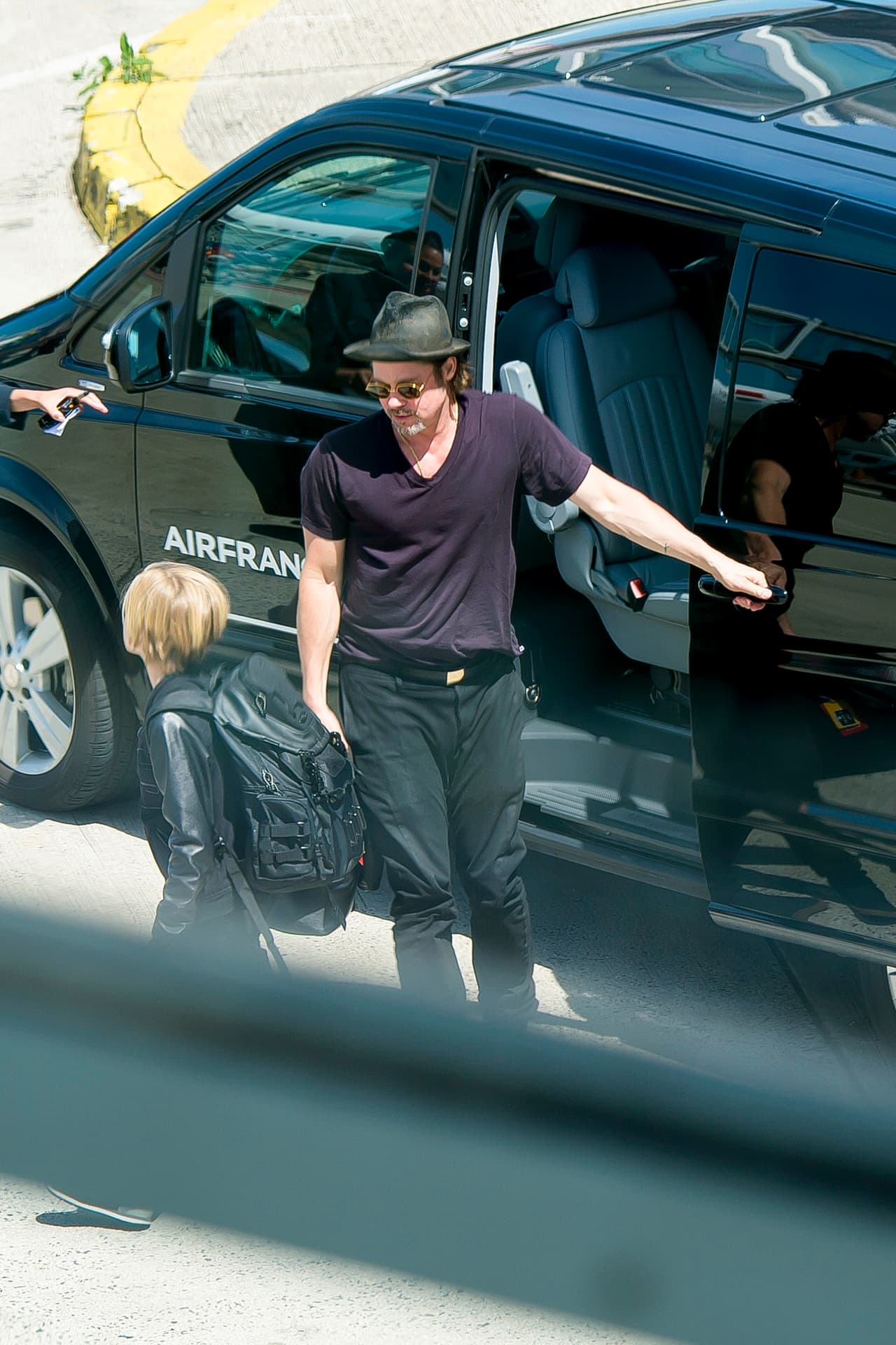 Toda la familia llegando a la terminal.