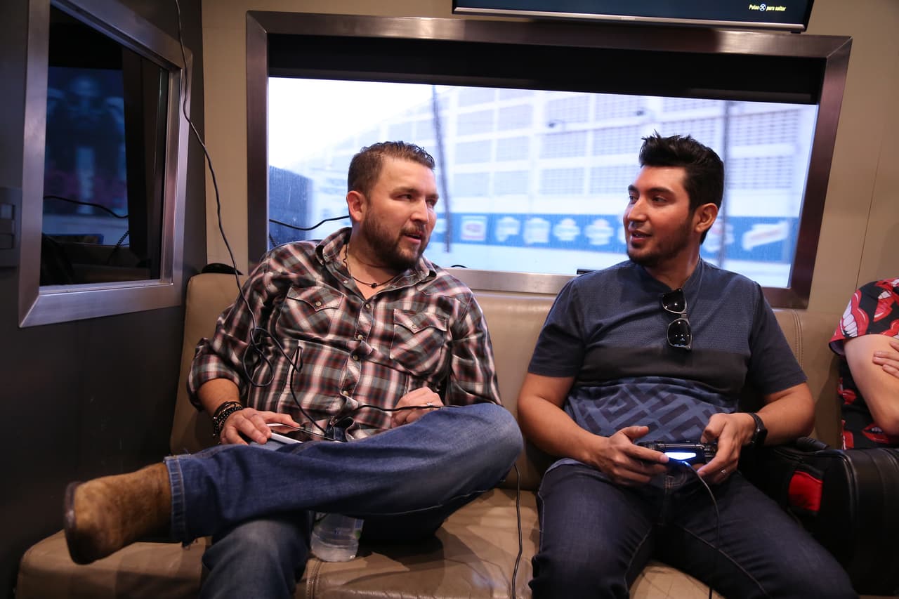 Conversan de fútbol, música y temas de actualidad.