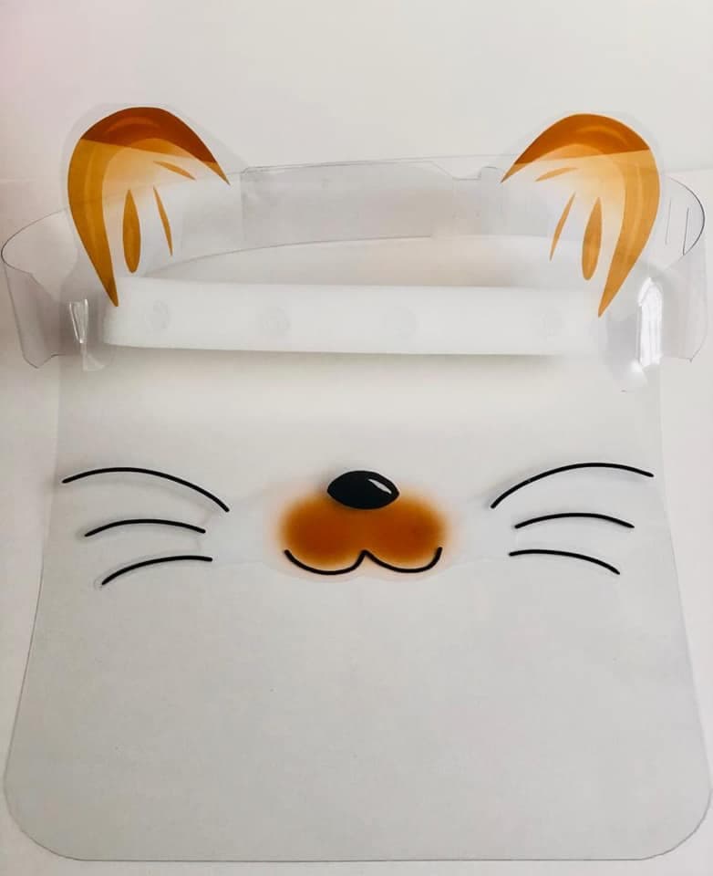 Sofía también pensó en la protección de su hermanita y se puso a trabajar en una careta con diseños divertidos para los niños.