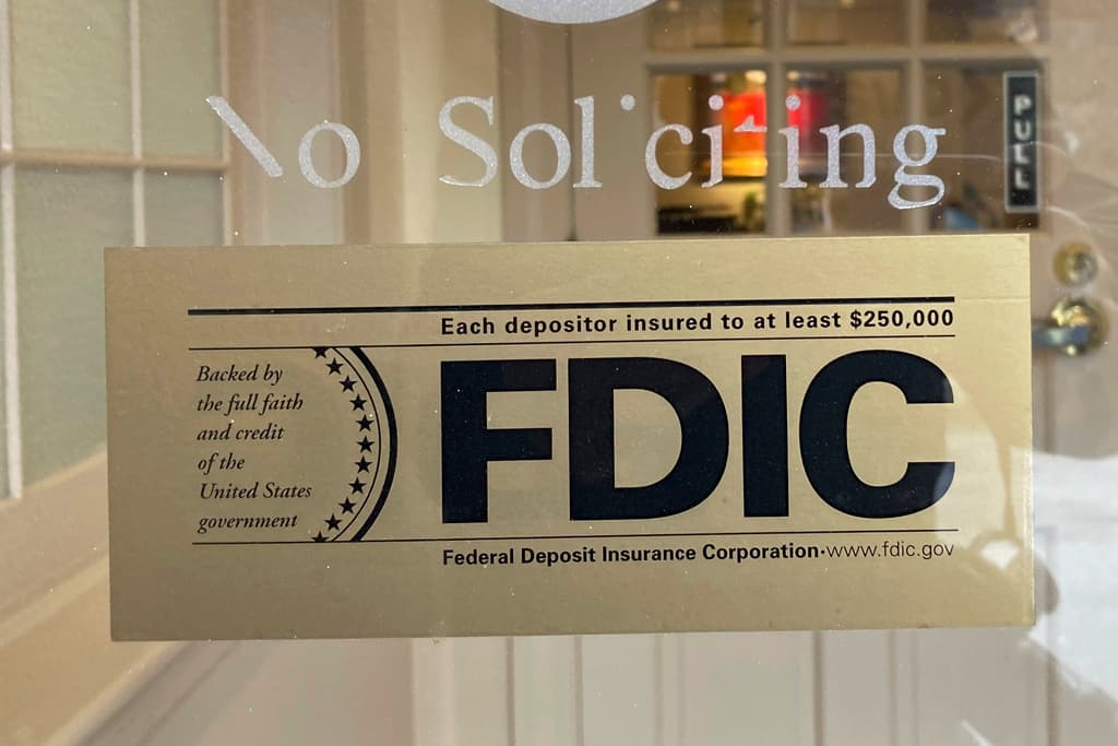 Un cartel de la FDIC en una sucursal del Silicon Valley Bank en Wellesley, Massachusetts, el 11 de marzo del 2023.