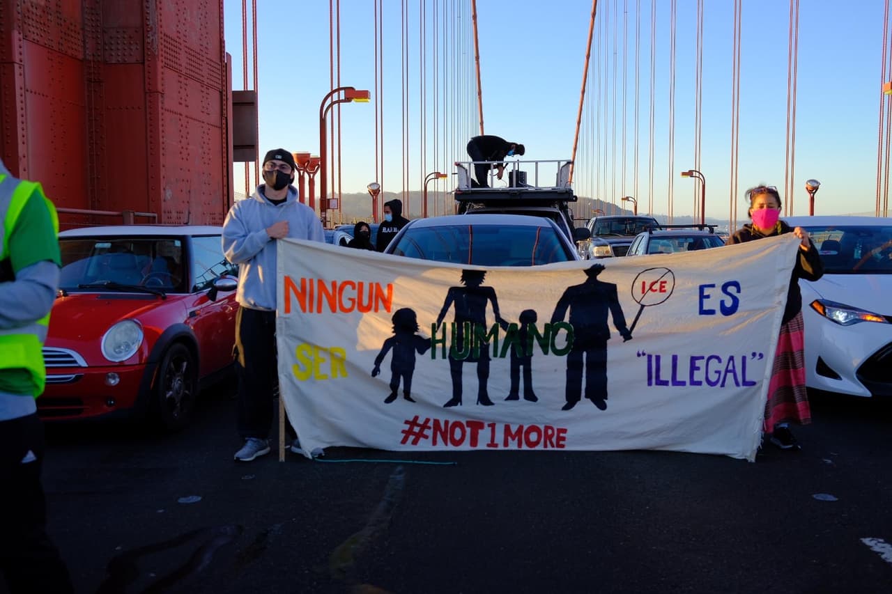 La protesta se dio el marco del voto que se realizó en el Senado federal para aprobar la llamada Acta para el Presupuesto de la Reconciliación, el cual dejó fuera un marco legal que abriera un camino a la ciudadanía para cerca de 11 millones de indocumentados en Estados Unidos, como lo había prometido el presidente Joe Biden durante su campaña.