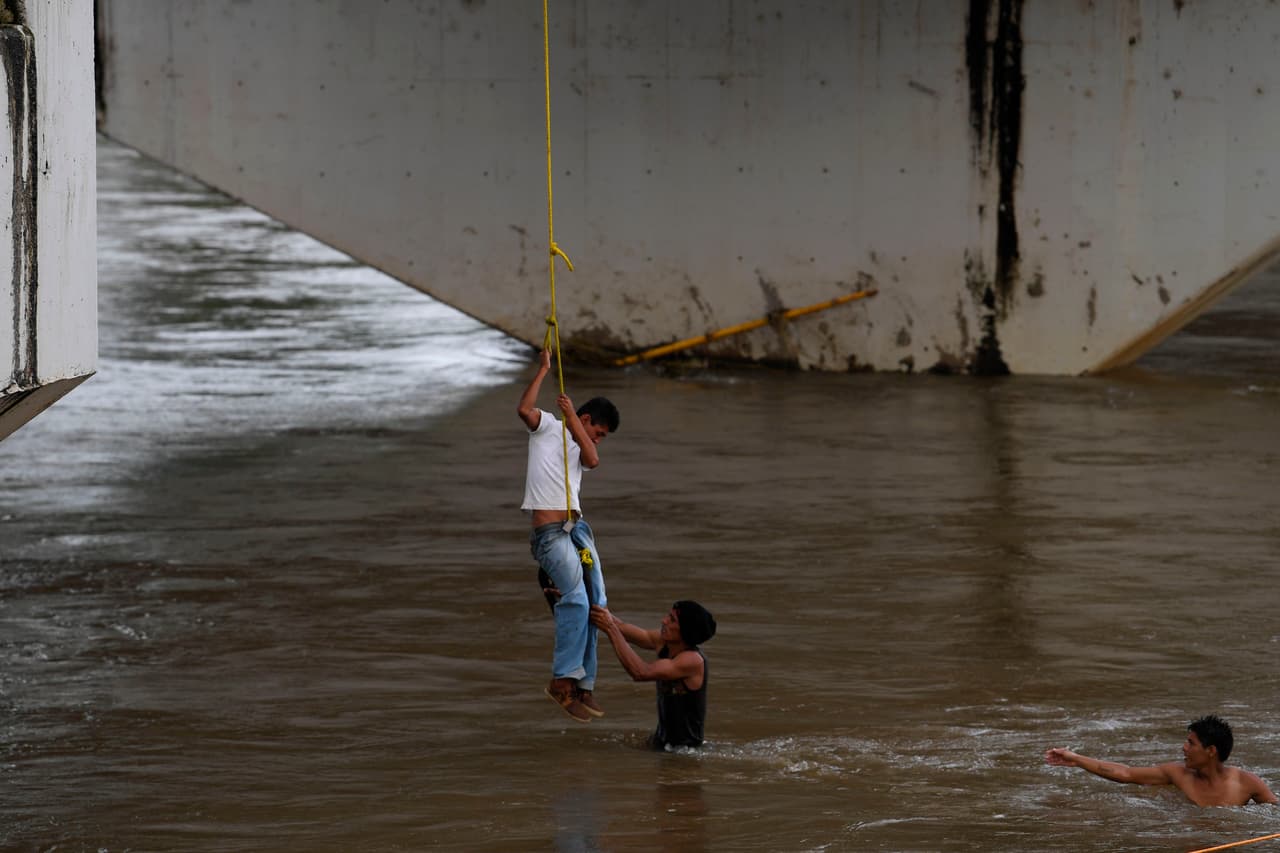 Otros optaron por descender del puente utilizando una cuerda.