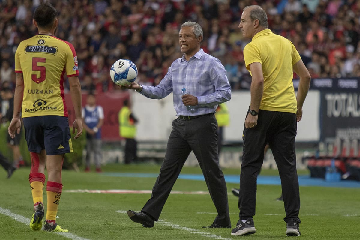 Con el técnico Roberto Hernández (centro), Morelia llegó a su tercer triunfo, igualando provisionalmente a los líderes Pumas y Cruz Azul.