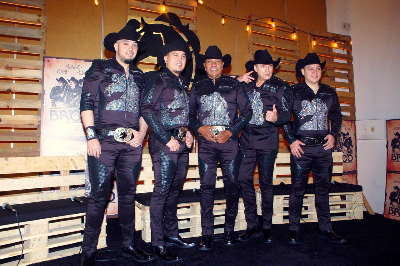 Por su parte, el mismo día
<b><a href="https://www.univision.com/shows/despierta-america/sin-censura-bronco-promete-que-estan-dispuestos-a-contarlo-todo-en-una-serie-video" target="_blank">Bronco presentó la bioserie</a></b> en la Ciudad de México, la cual se estrenará el próximo 24 de septiembre por la cadena TNT.