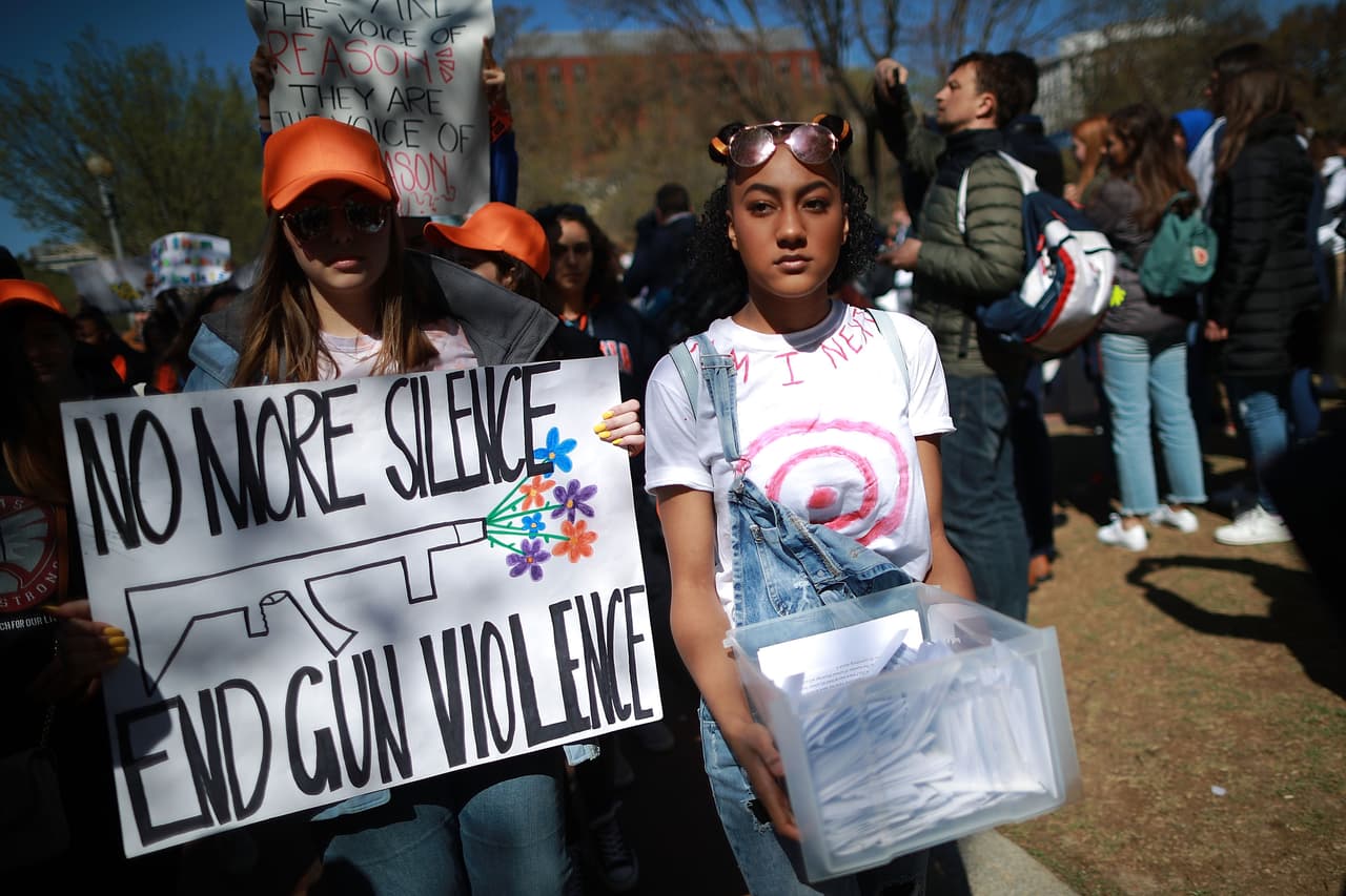 “No más silencio, fin de la violencia de las armas” se lee en el cartel escrito en inglés de una activista en Washington DC.