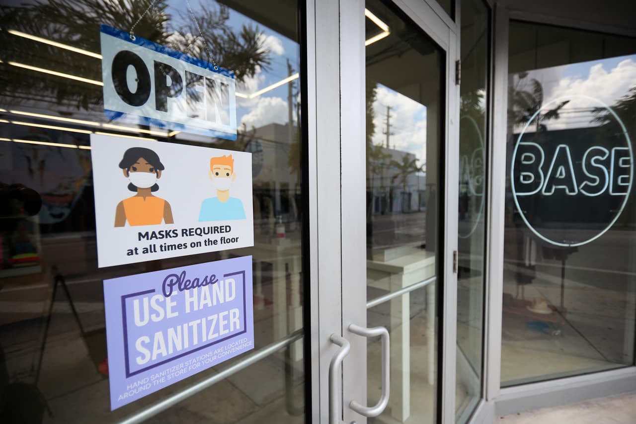 Los negocios tienen letreros donde piden a las personas que mantengan las medidas de protección del coronavirus. 
<br>