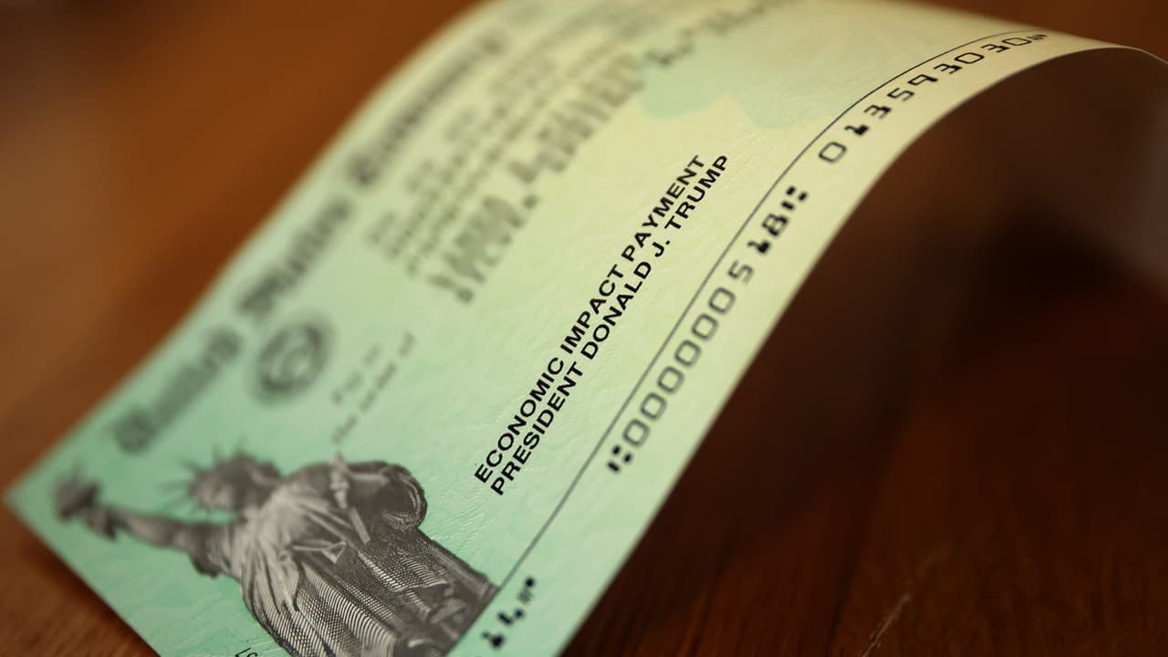 El codiciado tercer cheque de estímulo federal ha enfrentado oposición republicana, quienes ya presentaron una contrapropuesta que incluye un solo pago de $1,000 y llegaría a menos estadounidenses.
<br>
<br>Aunque aún no se define de manera clara el monto de ayuda por dependientes, los expertos creen probable que el plan de Biden defina la ayuda por cada hijo igual a lo estipulado en el Acta CASH, aprobada en diciembre. De ser así, cada dependiente conllevaría un pago idéntico al de los adultos, es decir, de $1,400.
<br>
<br>Para una familia de cuatro, el estímulo se traduciría en un cheque de $5,600.