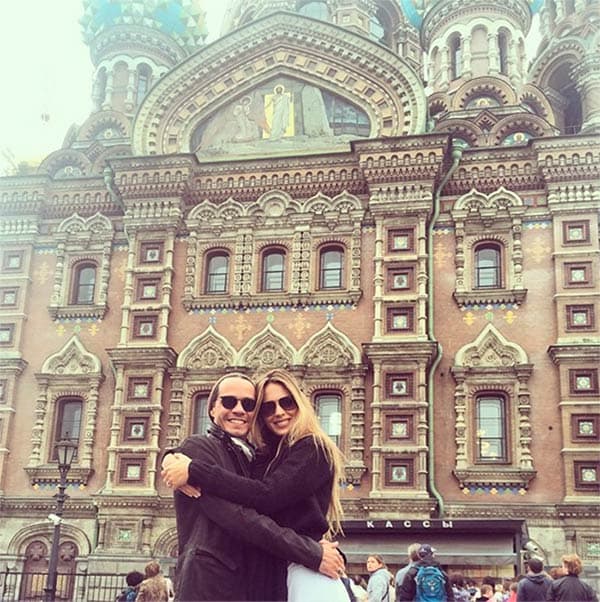 Pero al parcer la mala suerte en las relaciones románticas no es algo nuevo en la vida de Shannon. La modelo estuvo casada por dos años con el cantante puertoriqueño Marc Anthony y de quien se separó hace un año, un día después de que se le homenajeara en el Latin Gramy y de que se besara en televisión internacional con su ex, la cantante Jennifer López.