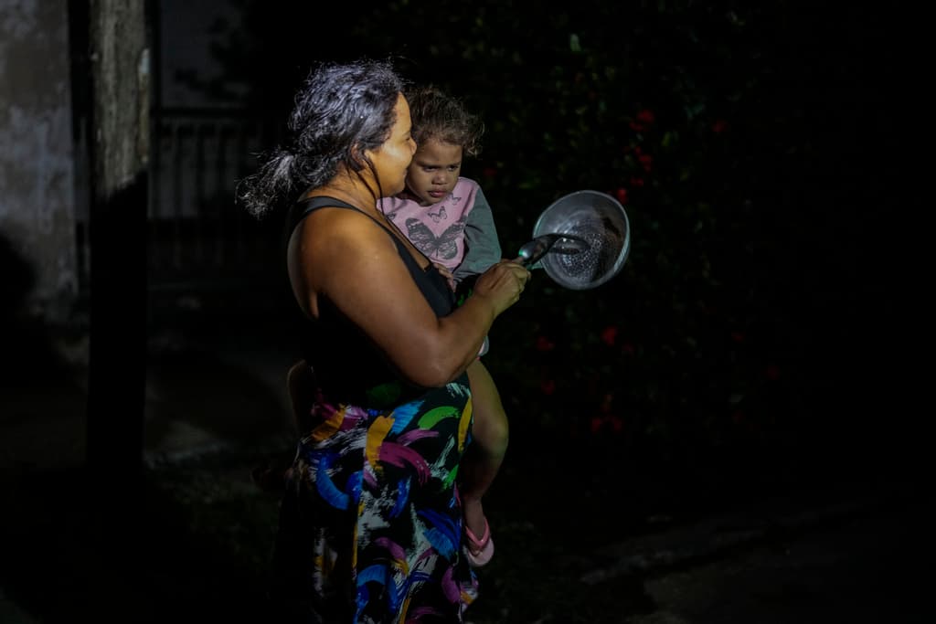 Residentes protestan durante un apagón golpeando cacerolas y sartenes en La Habana. La foto es del domingo 20 de octubre.