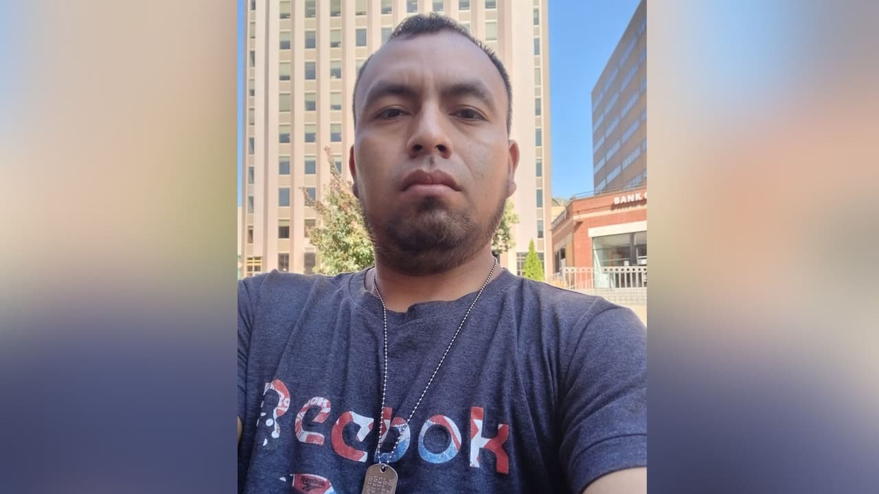 Fue deportado por error y no le devolvieron los $3,000 de su salario. El reclamo de un hispano tras dejar un centro de detención de ICE