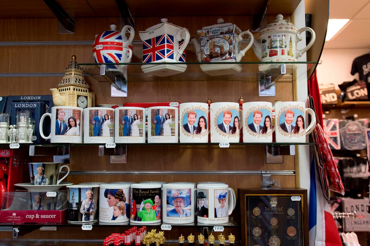 Debajo de las tazas de moda, de Harry y Meghan, están las de la reina Isabel II y de Kate Middleton junto a su hija Charlotte. Estás últimas cuestan dos dólares menos.