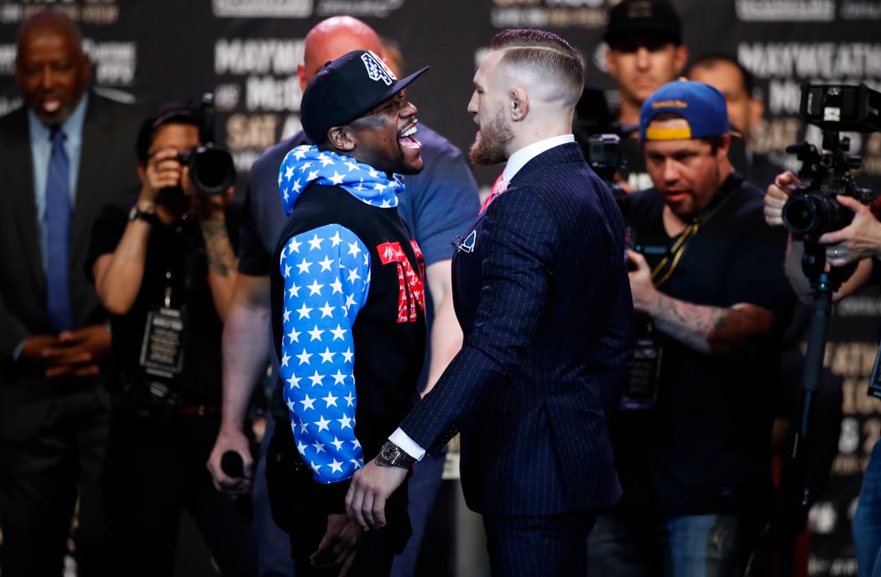 Floyd Mayweather Jr., a la izquierda, y Conor McGregor intercambian palabras durante una conferencia en el Staples Center el martes 11 de julio de 2017 en Los Ángeles. Ambos se enfrentarán en una pelea de boxeo el 26 de agosto en Las Vegas. (AP Foto/Jae C. Hong)