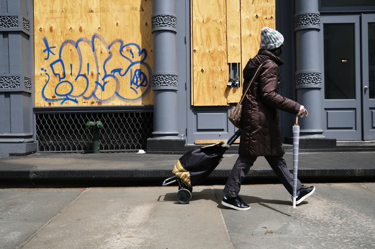 Muchas tiendas en Manhattan están cerradas con tablas en sus puertas y ventanas, para prevenir robos.