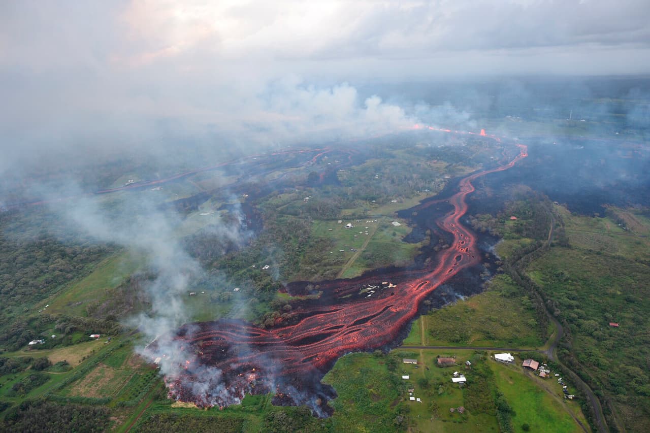 La cantidad de lava que está llegando al océano y los fuertes vientos que se han mantenido en los últimos días podrían llevar las nubes tóxicas hasta 15 millas de distancia, a lo largo de la costa y hacia el mar abierto, aseguró a Reuters Janet Babb, geóloga del Servicio Geológico de los EEUU (USGS).