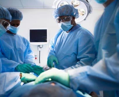 NanomédicoEn el 2025 se prevé que los aparatos médicos sean minúsculos, de tamaño subatómico y que trasformarán radicalmente las técnicas quirúrgicas y los implantes. Este avance permitirá que casi todas las intervenciones sean posibles y de manera más segura. Los médicos tendrán mucho qué aprender de la ingeniería robótica.Fecha prevista: 2025Posibles estudios: medicina, biomedicina, biotecnología, ingeniería robótica