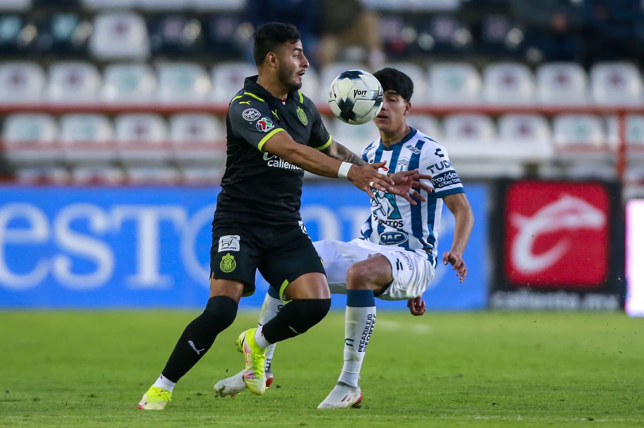 El Pachuca consiguió su segunda victoria del torneo tras vencer por 2-1 a las Chivas. Los Tuzos aprovecharon un grave error del 'Tiba' Sepúlveda y Raúl Gudiño para marcar el segundo tanto después de que Víctor Guzman hiciera el primero. Los rojiblancos reaccionaron con un gol de Ángel Zaldívar por la vía del penal, pero no fue suficiente.