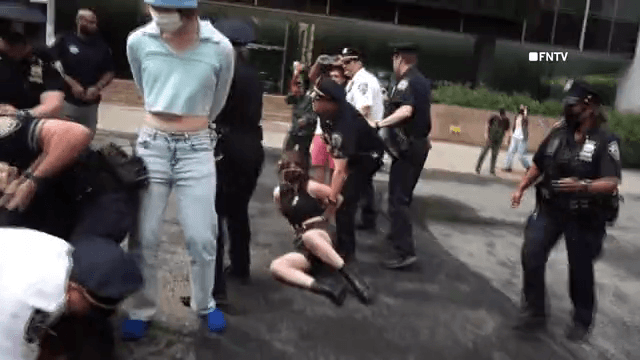 Más de 20 manifestantes fueron detenidos el sábado en Manhattan durante una protesta contra ICE que derivó en enfrentamientos con la policía de Nueva York este fin de semana.