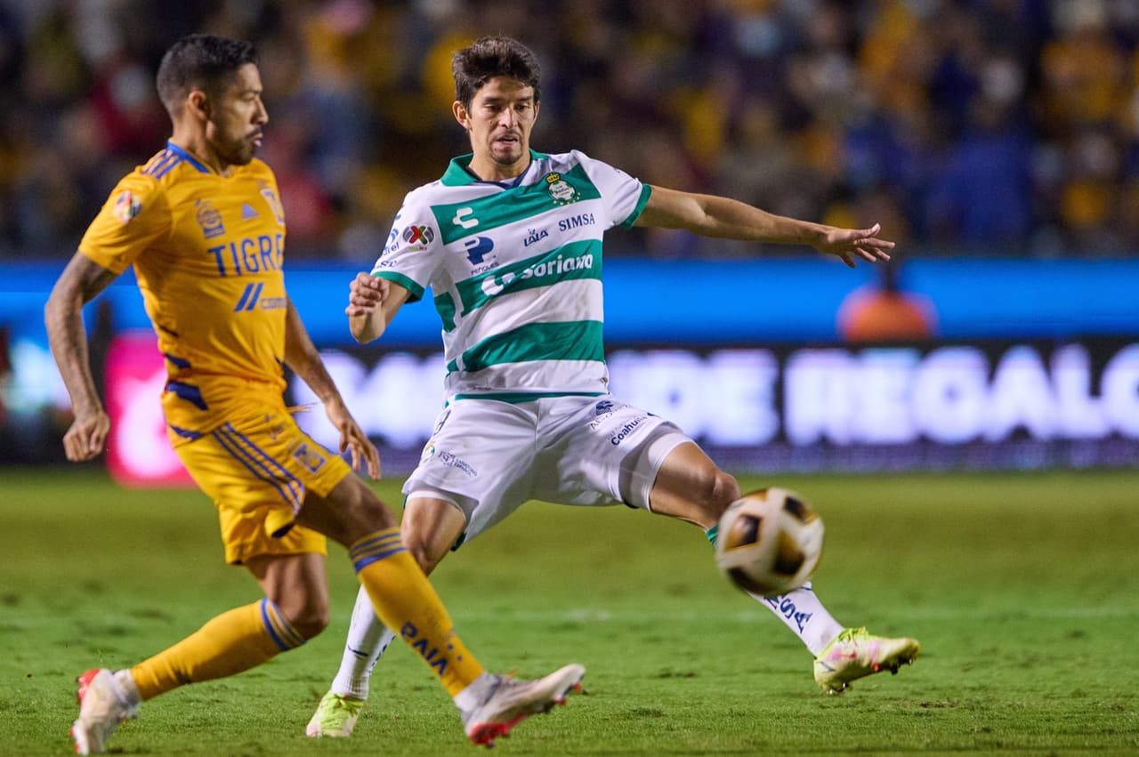 Carlos Salcedo fue el héroe de Tigres al marcar el gol que les dio la victoria sobre Santos y el pase a Semifinal.