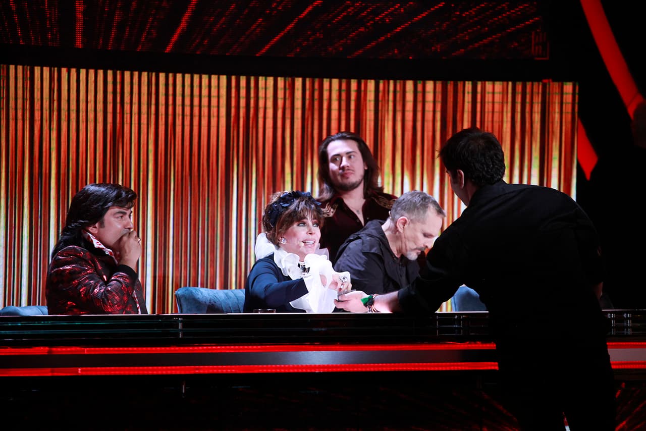 Los jueces aprovechan cualquier momento para interactuar entre ellos y picar alguna botana.