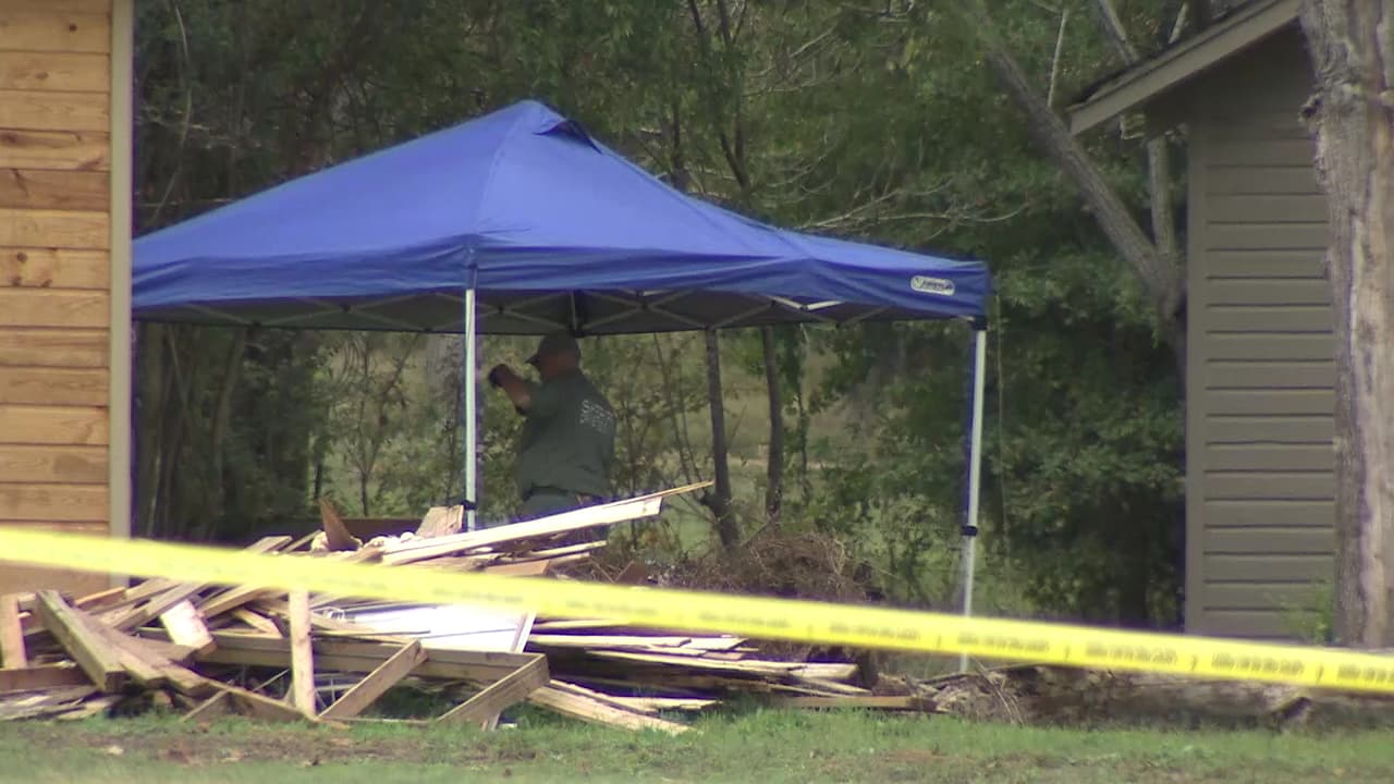 El cadaver de la menor fue hallado en el fondo de un pozo, en el patio de una vivienda ubicada en la carretera FM 2493 en el condado Smith.