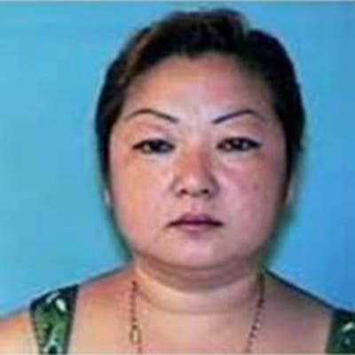 <h3 class="cms-H3-H3">Wei Li Pang</h3>
<br>
<br>Esta mujer china de 50 años
<b>está acusada de transportar personas entre estados para involucrarlas en actividades sexuales ilegales. </b>
<br>
<br>Propietaria de varios comercios de masajes, Pang
<a href="https://www.fbi.gov/wanted/human-trafficking/weili-pang" target="_blank">se declaró culpable de dos cargos en el Tribunal de Distrito de los Estados Unidos, Distrito Oeste de Missouri</a>, luego de ser señalada por ayudar
<b>e instigar a otras para participar en el tráfico de personas</b> con la intención de que se dedicaran a la prostitución dentro de sus salones y otros lugares.
<br>
<br>La agencia dice que Pang ayudó
<b> a transportar al menos cinco mujeres entre 2006 y 2007.</b>
<br>