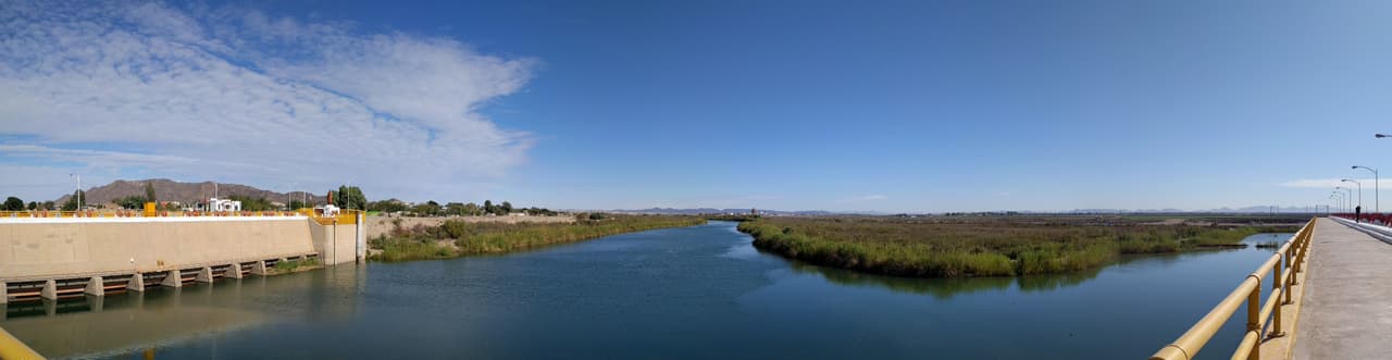 A México le tocan 1.5 millones de acres-pies de agua al año (el equivalente a unos 92 millones de camiones cisterna), que tal cual van llegando a la presa Morelos son desviados en su totalidad a un canal de hormigón para regar ahora los campos agrícolas de Baja California y Sonora, además de dar de beber a ciudades como Mexicali o Tijuana. No sobra nada para el río.