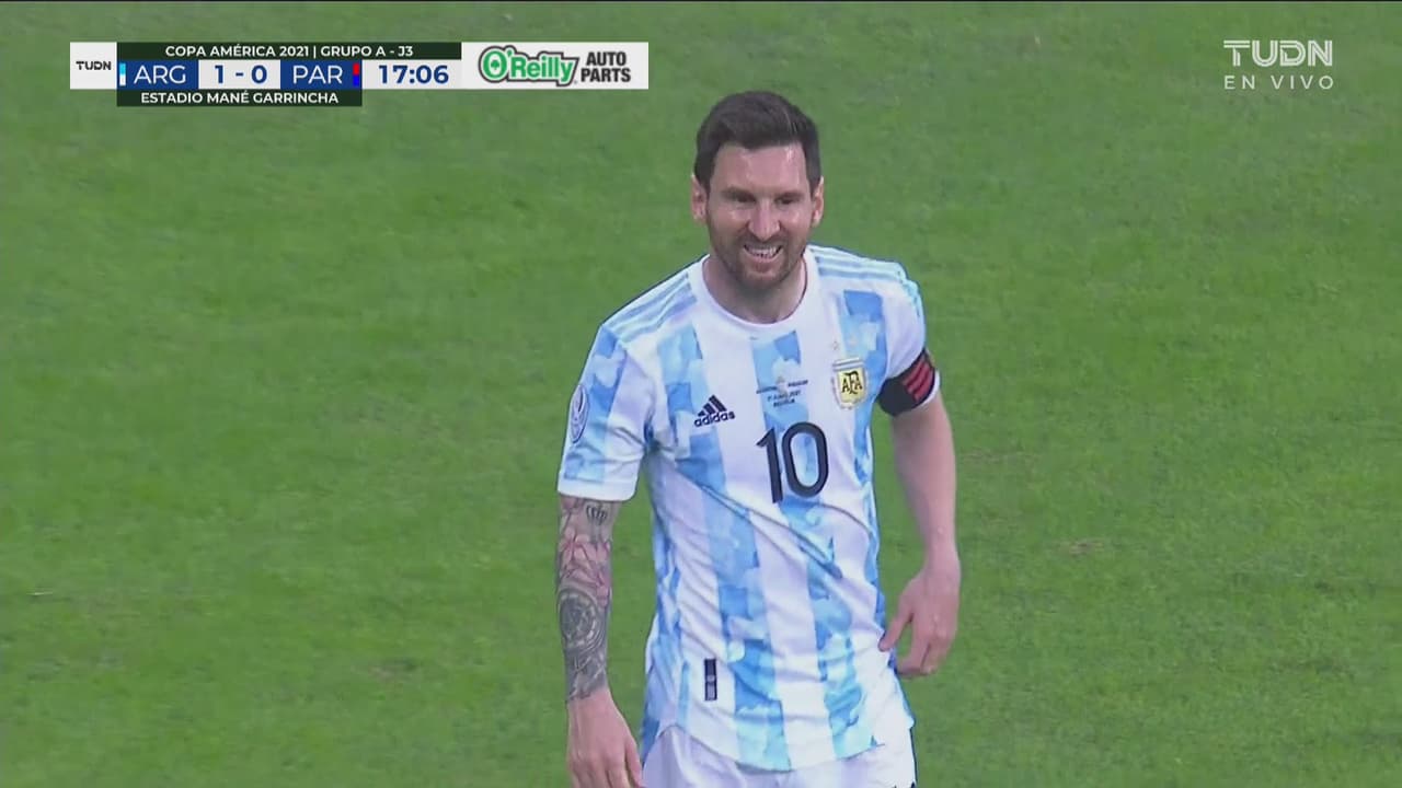 ¡Messi retó a Antony Silva! Dispara el tiro libre al poste del portero