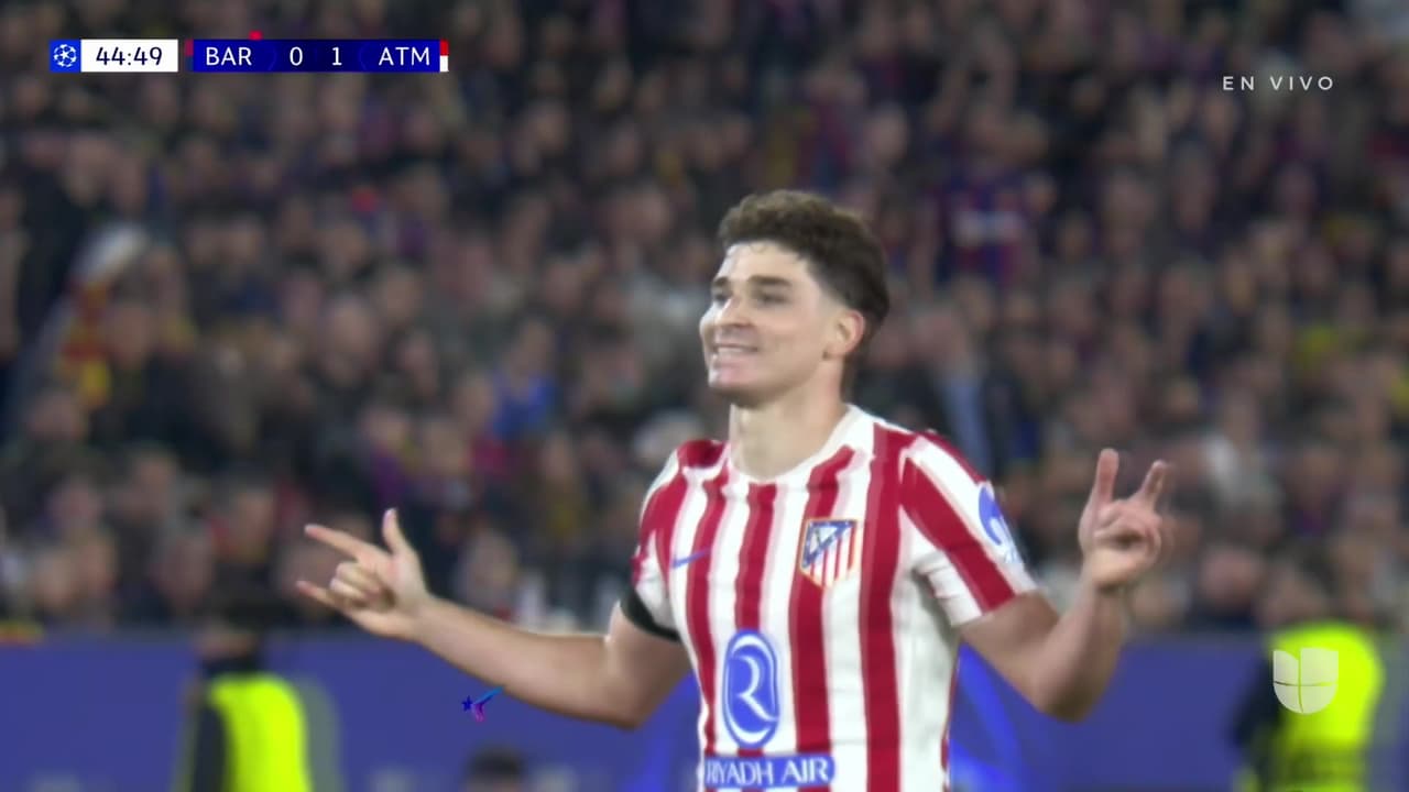 ¡Pero que golazo! Julián Alvarez clava el balón en el ángulo para el 0-1